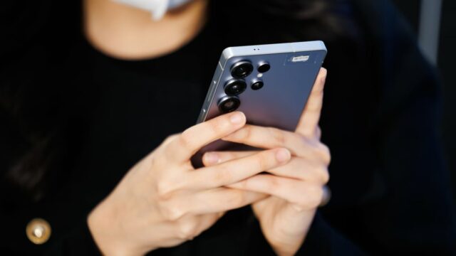 O telefone principal de US $ 1.300 da Samsung tem um problema de cola, diz o usuário

