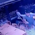 Imagens de CCTV mostram pessoas dentro de um restaurante que corre para sair, com um homem visto pulando sobre a parede