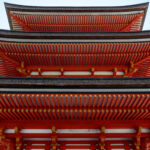O turista americano de Ubriac se lavado um antigo templo japonês