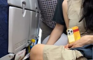 O turista com excesso de peso é puxado por um avião “depois de exigir um pedestre para sua moldura maior, jogando uma raiva e adiando o começo por uma hora”, o que Brit o chama de “foder egoísta” Um passageiro com sobrepeso foi retirado de um avião para reivindicar um assento de emergência para sua moldura maior. A imagem mostra que o homem é puxado sobre o chão da aeronave por um policial