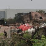 O voo da Air India AI171, empatado em Londres com 242 passageiros e membros da tripulação a bordo de uma aeronave Boeing 787-8, caiu alguns minutos depois de começar na área de Meghaninagar em Ahmedabad ontem. Foi apenas um sobrevivente