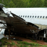 O vôo de aeronaves indianas escovadas com 242 passageiros perto do aeroporto de Gujarat