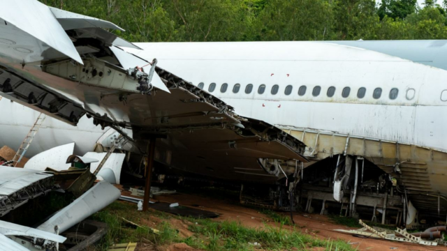 O vôo de aeronaves indianas escovadas com 242 passageiros perto do aeroporto de Gujarat

