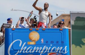 OKC celebra o título com os fãs: “Nós te amamos meninos” OKC celebra o título com os fãs: "Nós te amamos meninos"