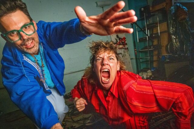 Os membros da banda de tune Yards, Nate Brenner, e sua esposa Merrill Garbus, olham para o estúdio em Oakland, Califórnia, na quinta -feira, 22 de maio de 2025 (Ray Chavez/Bay Area News Group)