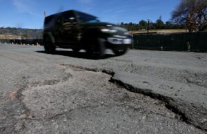 Oakland está progredindo no preenchimento de buracos, mas leis de lesões Na quinta -feira, 2 de março de 2023, um ciclista está entregando um grande buraco no Park Boulevard entre a Highway 13 e a St. James Drive em Oakland, Califórnia.