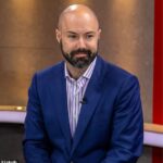 Andrew Monastery (imagem) é um conselheiro geral da gestão de pessoal que lida com a administração civil da administração
