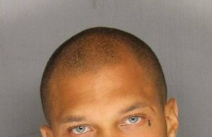 Onde está o “criminoso quente” agora? Como Jeremy Meeks virou sua vida após o tiro de caneca viral enquanto ele se retira dos olhos do público depois de controlar as faixas na Fashion Week Jeremy Meeks enviou a Internet para derreter quando sua úlcera vegetal se tornou viral de 2014 - serviu o apelido de 'criminoso quente'