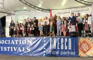 Orgulhoso Campeão Geral de Kebayoran Sabet da Labschool High School no Festival Internacional Folclore Orgulhoso Campeão Geral de Kebayoran Sabet da Labschool High School no Festival Internacional Folclore