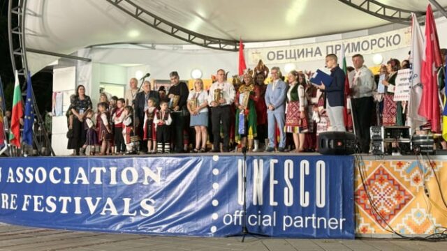 Orgulhoso Campeão Geral de Kebayoran Sabet da Labschool High School no Festival Internacional Folclore

