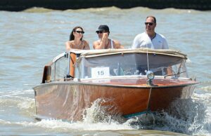 Orlando Bloom tem uma conversa aconchegante com a namorada de Leonardo DiCaprio no casamento de Bezos-Sánchez no meio de Katy Perry Split Orlando Bloom, 48 anos, parece aproveitar a vida do candidato. No domingo, o ator foi visto com a namorada de Leonardo DiCaprio, Vittoria Ceretti, 27, em um táxi aquático quando foram ao aeroporto