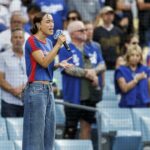 Os Dodgers dizem que Nezza não é proibida no estádio por cantar hino nacional em espanhol