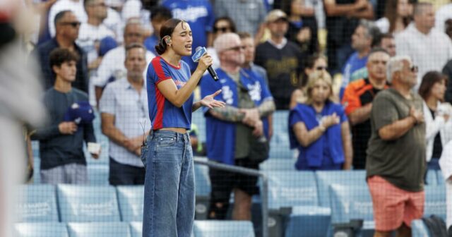 Os Dodgers dizem que Nezza não é proibida no estádio por cantar hino nacional em espanhol

