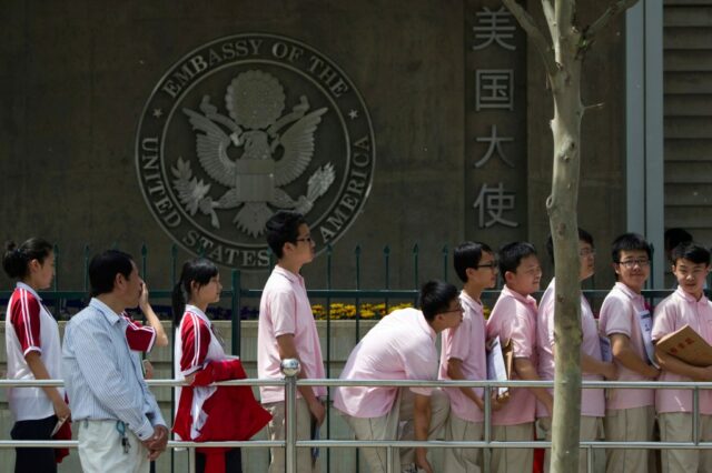 Os Estados Unidos retomam o visto de estudante estrangeiro, mas com requisitos de mídia social

