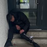 Um usuário de drogas atingiu irremediavelmente em uma porta em uma área perto da nova instalação