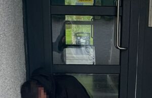 Os abusadores caíram em portas, agulhas descartadas e mais varejistas, a vida ao lado da sala de consumo de drogas do SNP Um usuário de drogas atingiu irremediavelmente em uma porta em uma área perto da nova instalação