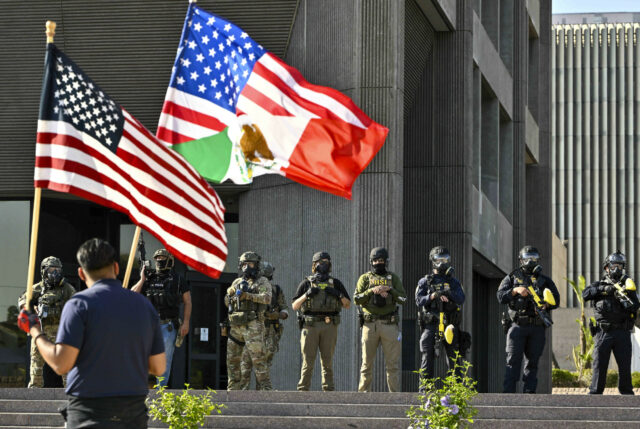 Os apoiadores do MAGA conterão protesto anti-gelo: "De volta ao México"

