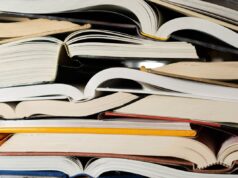 O novo aplicativo da Phictly reúne as pessoas em torno de seus livros e programas de TV favoritos Stack of open books