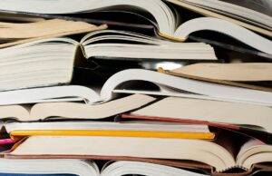 O novo aplicativo da Phictly reúne as pessoas em torno de seus livros e programas de TV favoritos Stack of open books