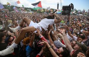 Os chefes da BBC devem enfrentar acusações ‘sobre Glastonbury … chateado cresce após a transmissão da música severa’ Death to Israeli Soldiers ‘ Bob Vylan Crowdsurfs em frente à cena de West Holts durante o quarto dia do Festival de Glastonbury