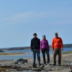 Faca em algumas pedras com listras pretas sinuosas