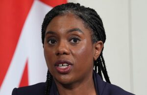 Os conservadores prometem criar os direitos dos trabalhadores: a “proposta de desemprego” de Rayner entregaria mais poder aos sindicatos comerciais O Partido Conservador liderado pela química Badenoch (foto) hoje prometerá desmontar a proposta de direitos dos trabalhadores de Angela Rayner se eles retornarem ao poder