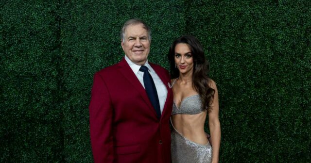 GetTyimages-2198082080 Bill Belichick defende Jordon Hudson