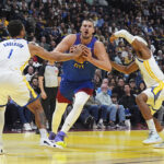 O atacante de Golden State Warriors, Eric Paschall (7), será defendido na primeira metade de um jogo de basquete da NBA na terça -feira, 23 de fevereiro de 2021, em Nova York, do New York Knick Immanuel Quickley (5) e do centro de Taj Gibson (67). (Foto de Wendell Cruz/piscina no AP)