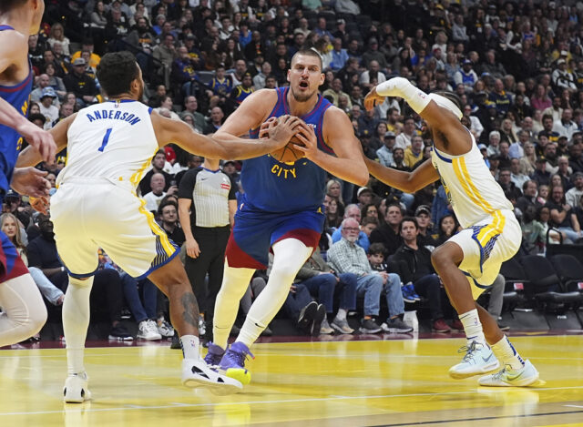 O atacante de Golden State Warriors, Eric Paschall (7), será defendido na primeira metade de um jogo de basquete da NBA na terça -feira, 23 de fevereiro de 2021, em Nova York, do New York Knick Immanuel Quickley (5) e do centro de Taj Gibson (67). (Foto de Wendell Cruz/piscina no AP)