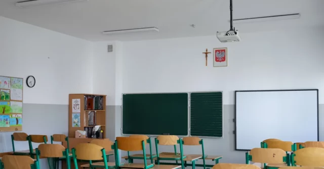 Os homens suspeitam do programa popular. Razão? Dinheiro para professores

