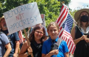 Os jovens desistiram de uma explicação durante o protesto de ‘No Kings’ em San Jose Quantidades humanas se reúnem no St. James Park, no centro de San Jose, em ...