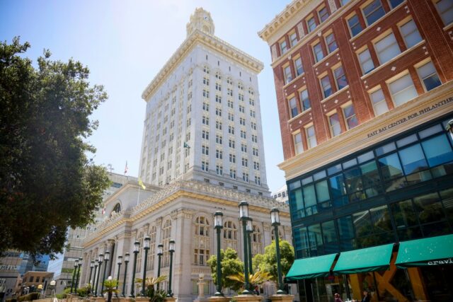 O Conselho da Cidade de Oakland, Janani Ramacandran, fala sobre as mudanças domésticas propostas em um pódio nos palcos em frente à prefeitura, juntamente com os membros da co -população Zac Unger, à direita, Charlene Wang, extrema esquerda e Rowena Brown. (Shomik Mukherjee/Bay Area News Group)