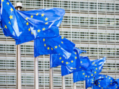 Comissão Europeia confirma ataque cibernético após hackers alegarem violação de dados European Union flags flutter in the wind