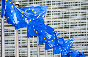 Comissão Europeia confirma ataque cibernético após hackers alegarem violação de dados European Union flags flutter in the wind