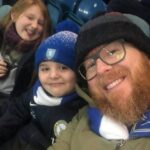 Longe Sheffield quarta -feira Fotbollsfan Jamie Acaster, de Eckington em Derbyshire, de repente achou difícil recordar o nome do jogador e seguir conversas. Foto, Jamie com a filha Ava e o filho Harry em uma partida de Sheffield Wednesday