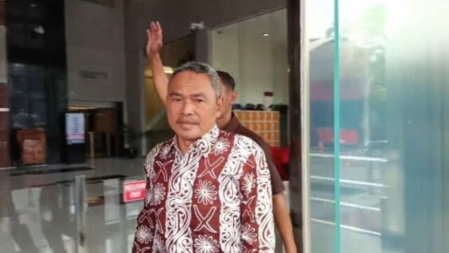 Os membros do DPR Heri Gunawan e Satori foram novamente chamados pelo KPK em relação à corrupção do banco de CSR

