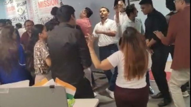 Os ônibus para os dias do avião Aisats interrompem 4 líderes de alto escalão

