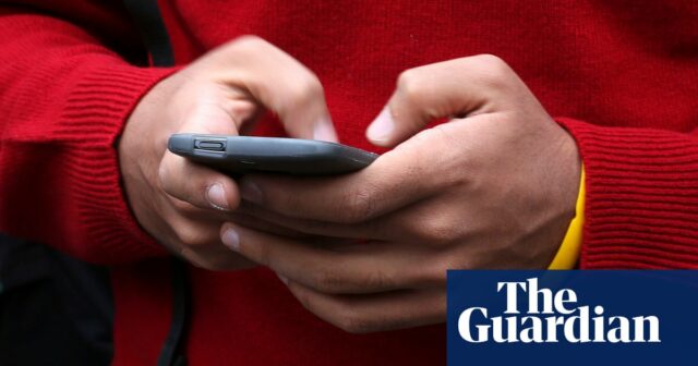 Os parlamentares acusam a Apple e o Google de aproveitar o aumento de roubos de telefone

