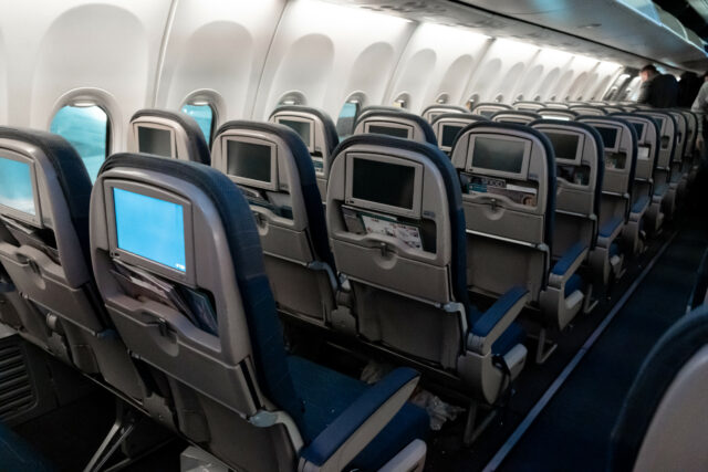 Os passageiros da aeronave no voo atrasado não estão preparados para quem a criança faz por horas: 'Pule'

