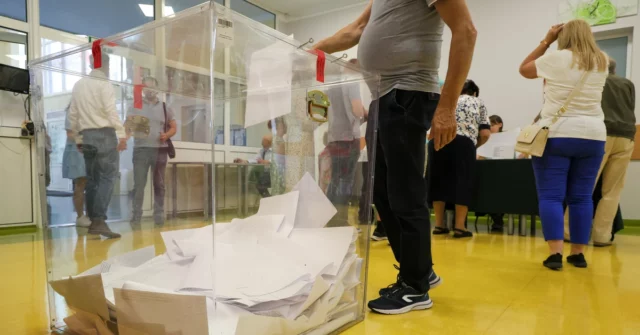 Os poloneses escolhem o presidente. A segunda rodada de escolha está em andamento.

