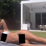 Larsi Posts puxou o biquíni preso