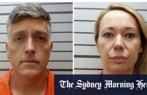 Os proprietários de funerários transportaram cerca de 190 órgãos decompostos nos sextos a 20 anos Jon Hallford e o co-senhor Carie Hallford foram acusados de armazenar corpos entre 2019 e 2023.