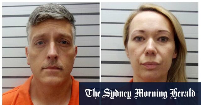 Jon Hallford e o co-senhor Carie Hallford foram acusados ​​de armazenar corpos entre 2019 e 2023.
