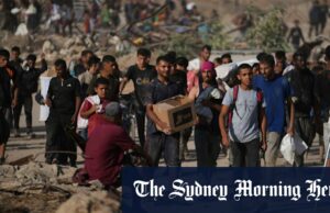 Os soldados israelenses lancem para demitir palestinos na fila para ajudar a dizer denunciantes A tenda da Palestina na cidade de Gaza.