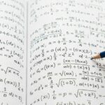 Os termos do aplicativo Apple Apple Apple podem indicar a empresa, reduzindo sua comissão para 20 % | Equações complexas em um livro