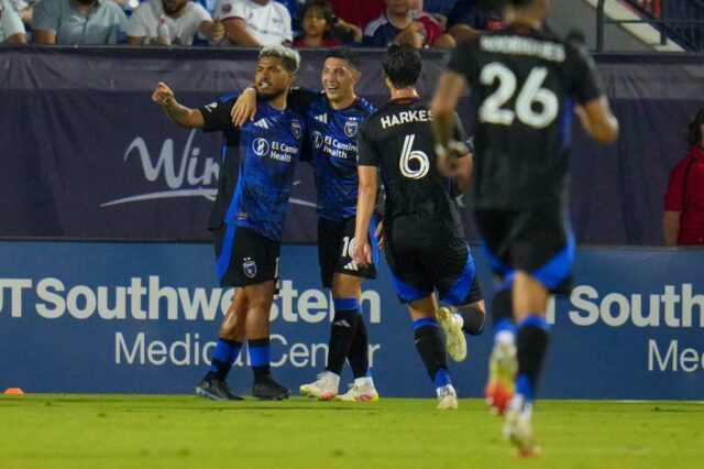 Os terremotos em San Jose usam 4 gols no segundo tempo para vencer o FC Dallas de 9 homens 4-2


