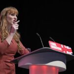 Angela Rayner foi acusada de levar uma bola destrutiva para a economia com seus direitos de emprego