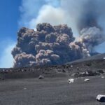 Em fotos chocantes na rede, dezenas de turistas começaram a correr ao longo de uma borda pelo vulcão, com a nuvem de cinzas sem gimorm que cresceu atrás deles