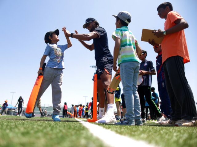 Jugend -Cricket jogadores participam de uma clínica em San Francisco Unicorns no domingo, 8 de junho de 2025, em Santa Clara, Califórnia. O terceiro evento anual de fãs inicia a Conhecimento da Major League Cricket Season 2025. (Aric Crabb/Bay Area News Group)