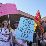 Os venezianos protestam contra o casamento de Bezos como batalhas da cidade que tem crise de chance